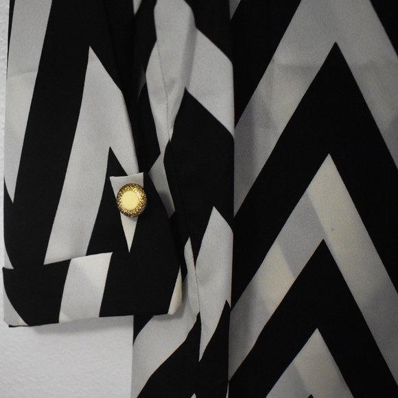 Chiffon blouse with cute button details - Picture 2 of 6